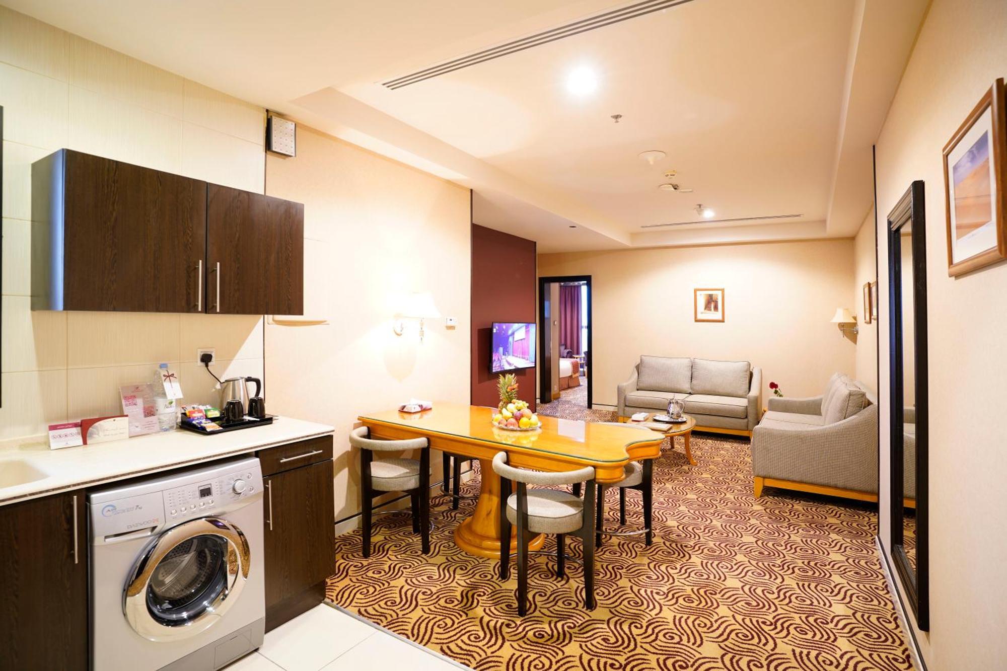 Awaliv International Hotel Ta'if Zimmer foto A suite at the hotel