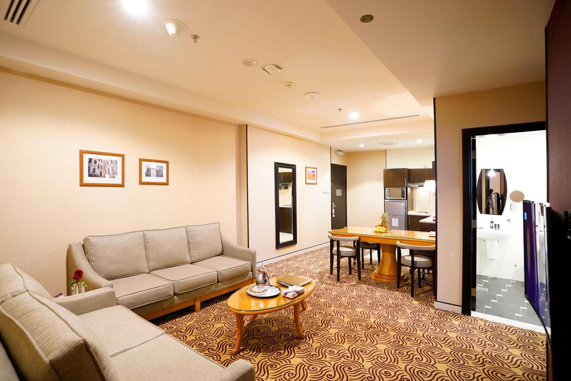 Awaliv International Hotel Ta'if Zimmer foto A suite at the hotel