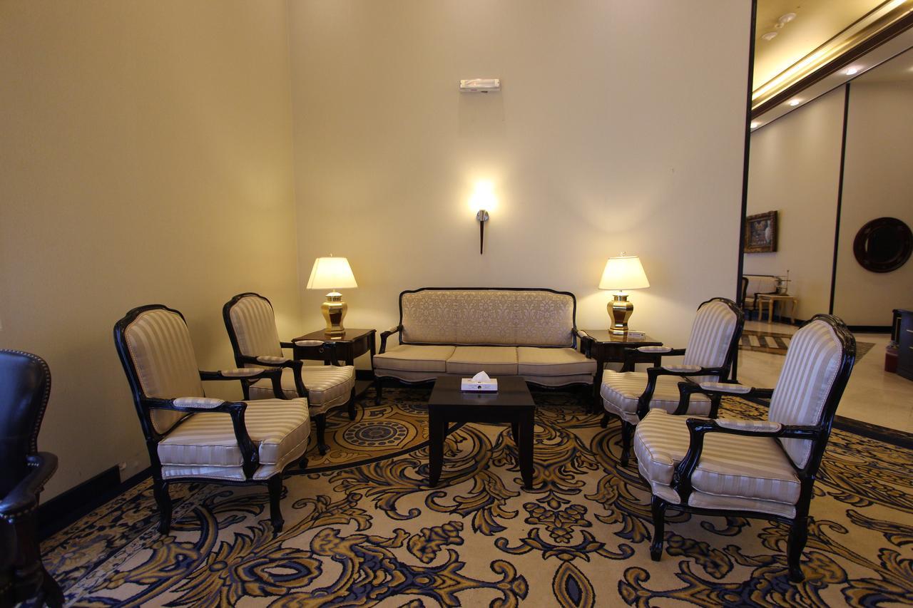 Awaliv International Hotel Ta'if Exterior foto A living room in the hotel